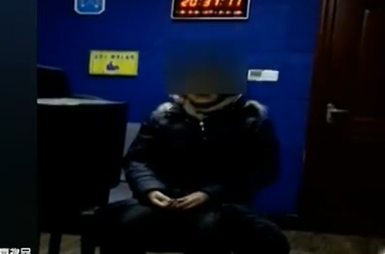 犯罪嫌疑人王某正在接受警方调查