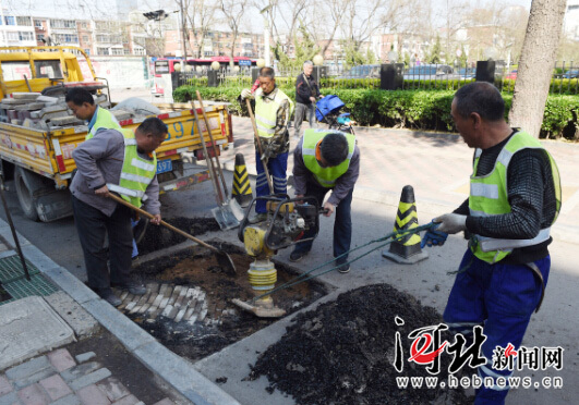 4月3日下午，石家庄市道桥处的工人在青园街上紧急修补一处破损路面。