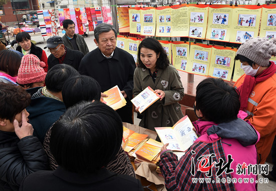 石家庄市裕华区巾帼志愿者集市普法反家暴