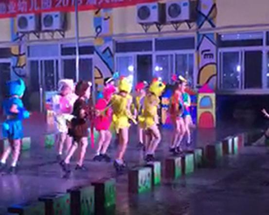 10来位幼儿园小朋友穿着五颜六色的演出服，打扮成可爱动物的模样，边走边跳。