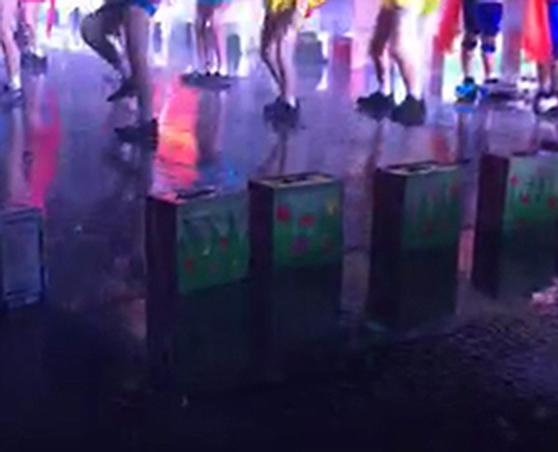 表演时地面上满是水