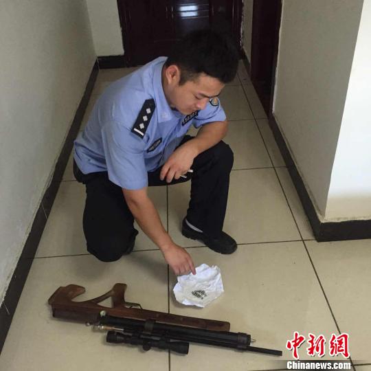 警方缴获的枪支。 金丹超 摄