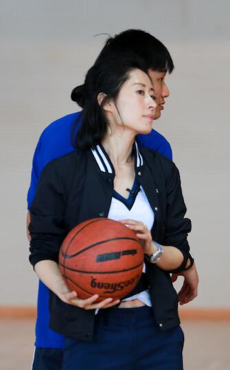 刘敏涛节目中打篮球