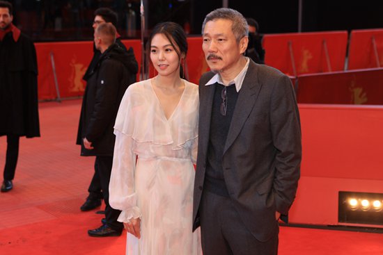 金敏喜洪尚秀传婚外恋后亮相柏林电影节