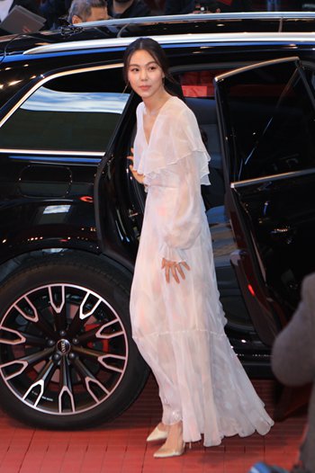 金敏喜一袭白纱裙亮相《独自在夜晚的海边》首映