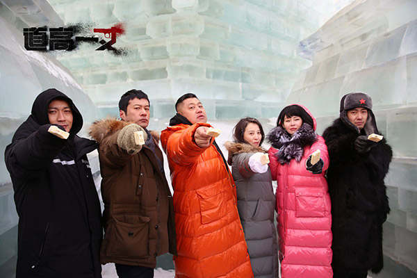 剧组齐吃冰棍（点击进入组图）