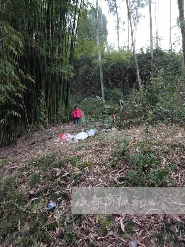 小女孩被人拴在坟场旁的竹子上。 警方供图