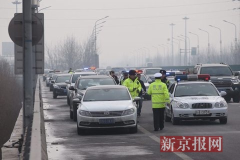交警对机场二高速违法占用应急车道的车辆进行处罚。新京报记者 王贵彬 摄