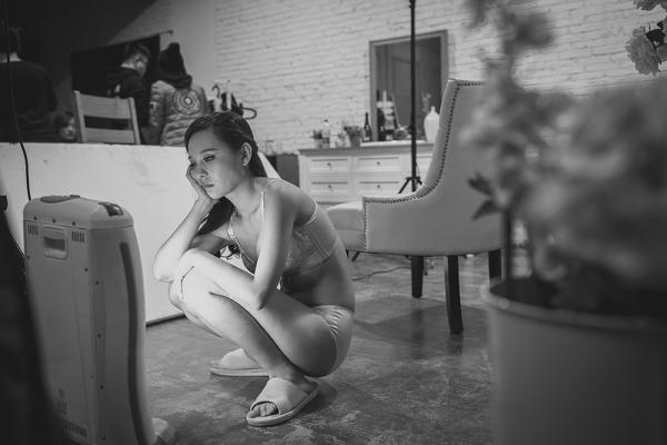 “这么多年，你们男人对胸的概念难道还没改变？只是大小吗？”在上海的一家理发店，石小喵一边做头发，一边略带嘲讽地说。