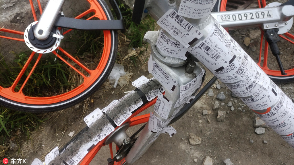 广州共享单车停路边 被贴满小广告