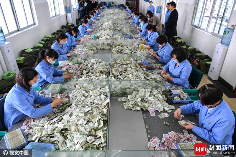 2017年2月22日，昆明公交公司点钞员在埋头数钱。 据了解，昆明公交公司的48名点钞员每人每天要清点1.5至2万元的零钱，每天“数钱数到手抽筋”。
