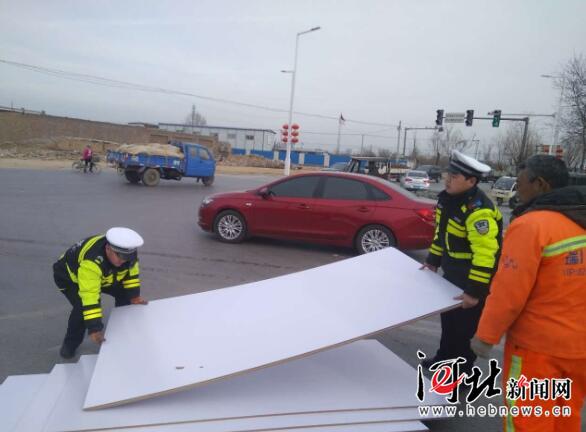 粗心司机货物散落 正定交警热心帮忙