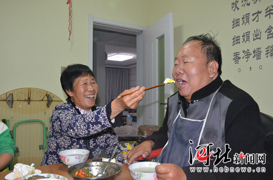 27年来，李书信照顾着瘫痪的丈夫，还供出3个大学生。