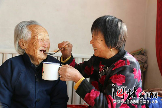 盐山县67岁儿媳悉心侍奉百岁婆婆获赞