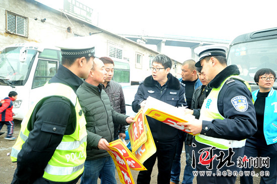 为有效地将接送学生车辆纳入到监管系统，确保学生上下学途中安全，该市规定车辆在从事接送学生业务前，必须取得专用标识。