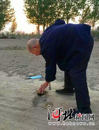 河间八旬老人义务修路33年
