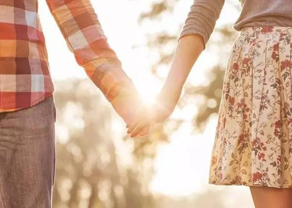 令人唏嘘！南宁一男子当众向女子求婚遭拒：你家连个厕所都没有！