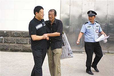 2001年9月，服刑人员李奇“临时出监”捐髓救兄，他是国内首个捐赠造血干细胞的服刑人员。2010年9月，李奇经6次减刑后出狱，哥哥迎接他走向新生活。王春胜 摄