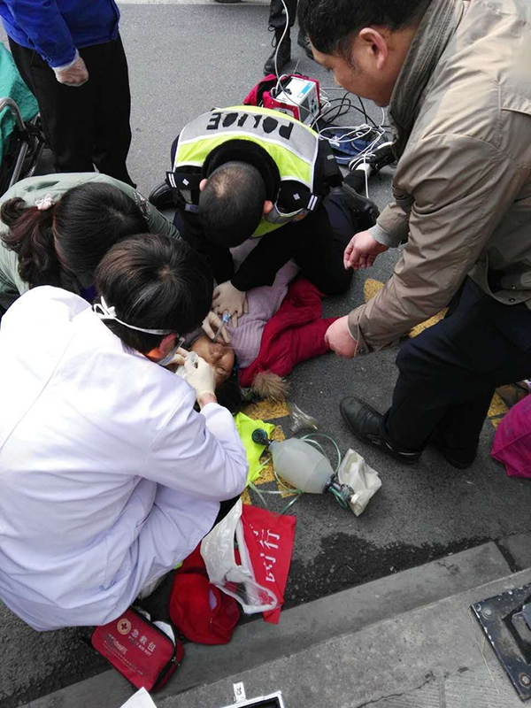 “我真的只是个警察，一个普通人，我们也有常人的情感。当你紧握着我手松开那一刹那，你眼角流出的泪水，如何才能让我淡定。我多么希望能让你们团圆，对不起，真的对不起&hellip;&hellip;”