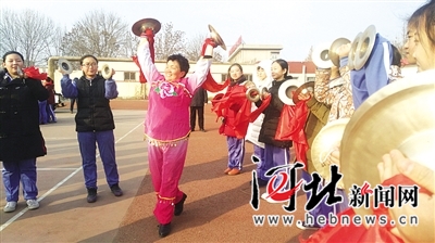 沧州任丘中小学校园“敲响”非遗大鼓
