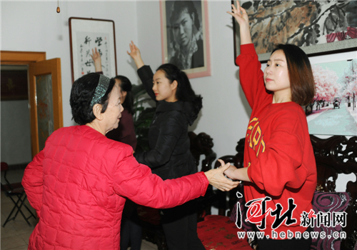 河北梆子演员老带新 《宝莲灯》首代“圣母”传经送宝
