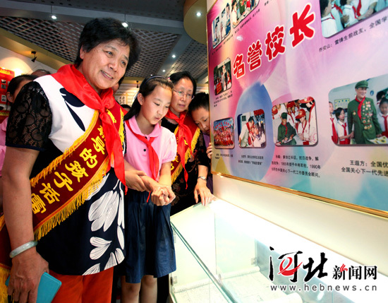 石家庄市雷锋小学迎来雷锋辅导过的“学生”（图）