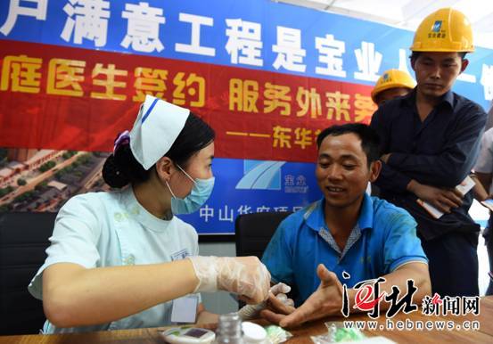 石家庄志愿者开展“夏日送清凉 关爱农民工”活动 石家庄志愿者开展“夏日送清凉 关爱农民工”活动