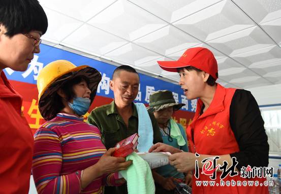 石家庄志愿者开展“夏日送清凉 关爱农民工”活动 石家庄志愿者开展“夏日送清凉 关爱农民工”活动