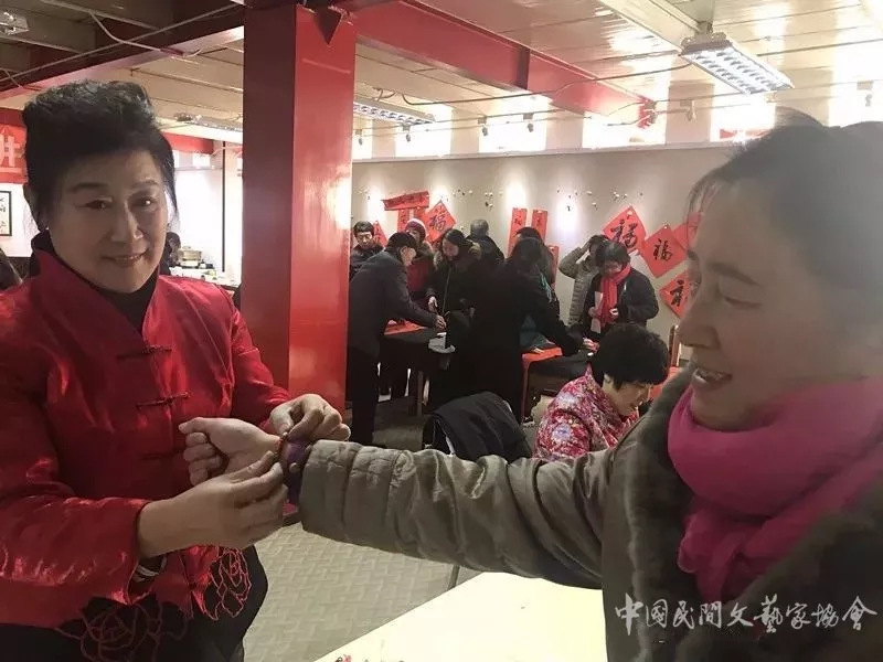 王宝桂老师为居民系上红手链